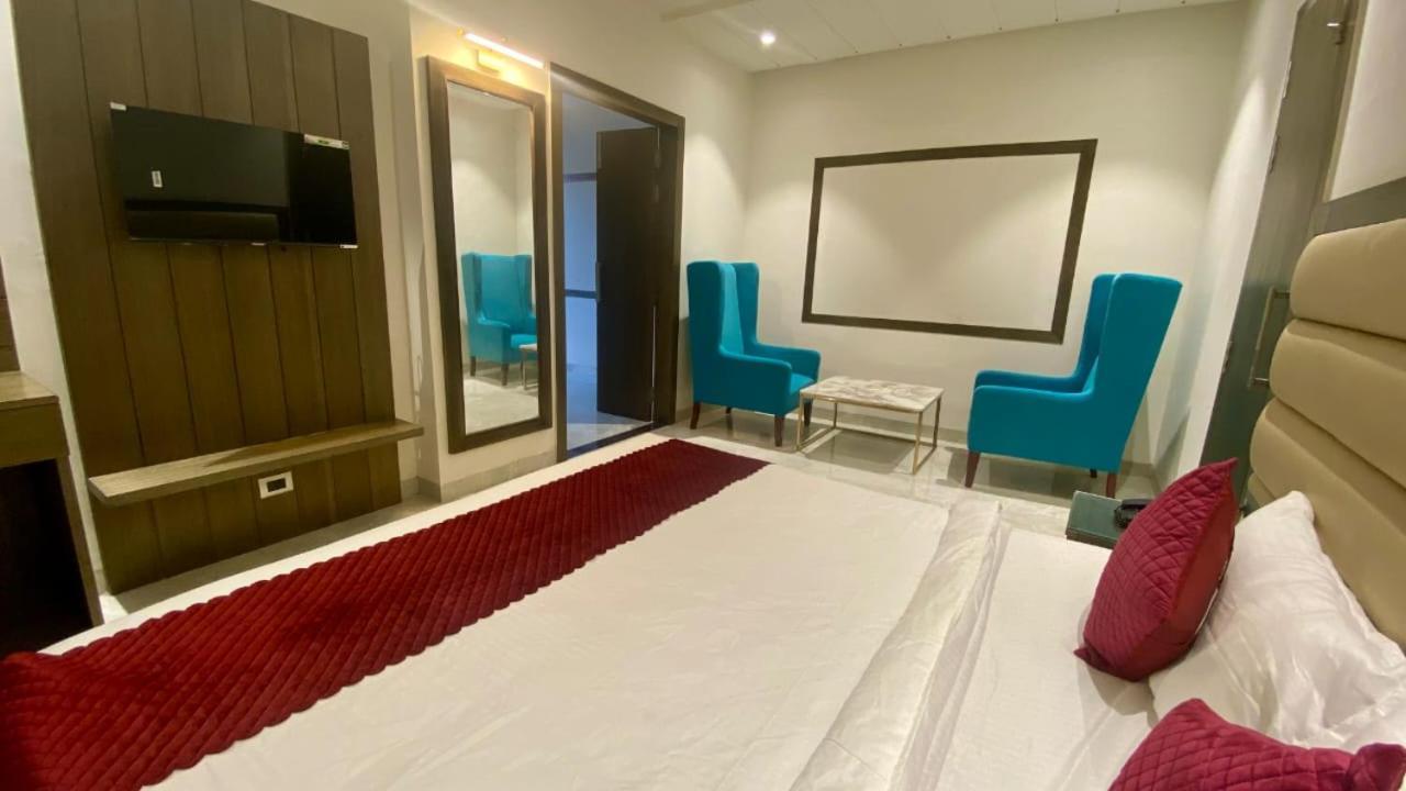 Luxe Resorts - Centrally Heated Air Conditioned Hotel In The Heart Of Kasauli Zewnętrze zdjęcie