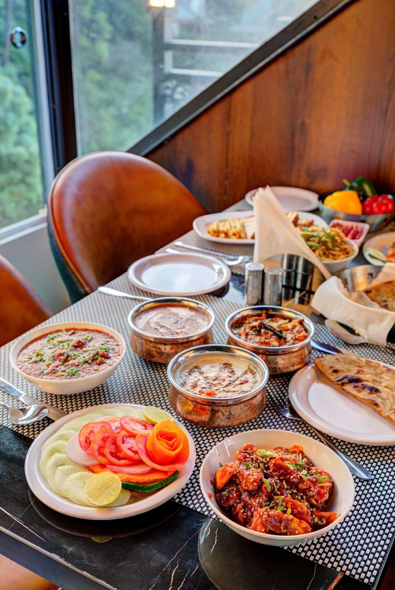 Luxe Resorts - Centrally Heated Air Conditioned Hotel In The Heart Of Kasauli Zewnętrze zdjęcie