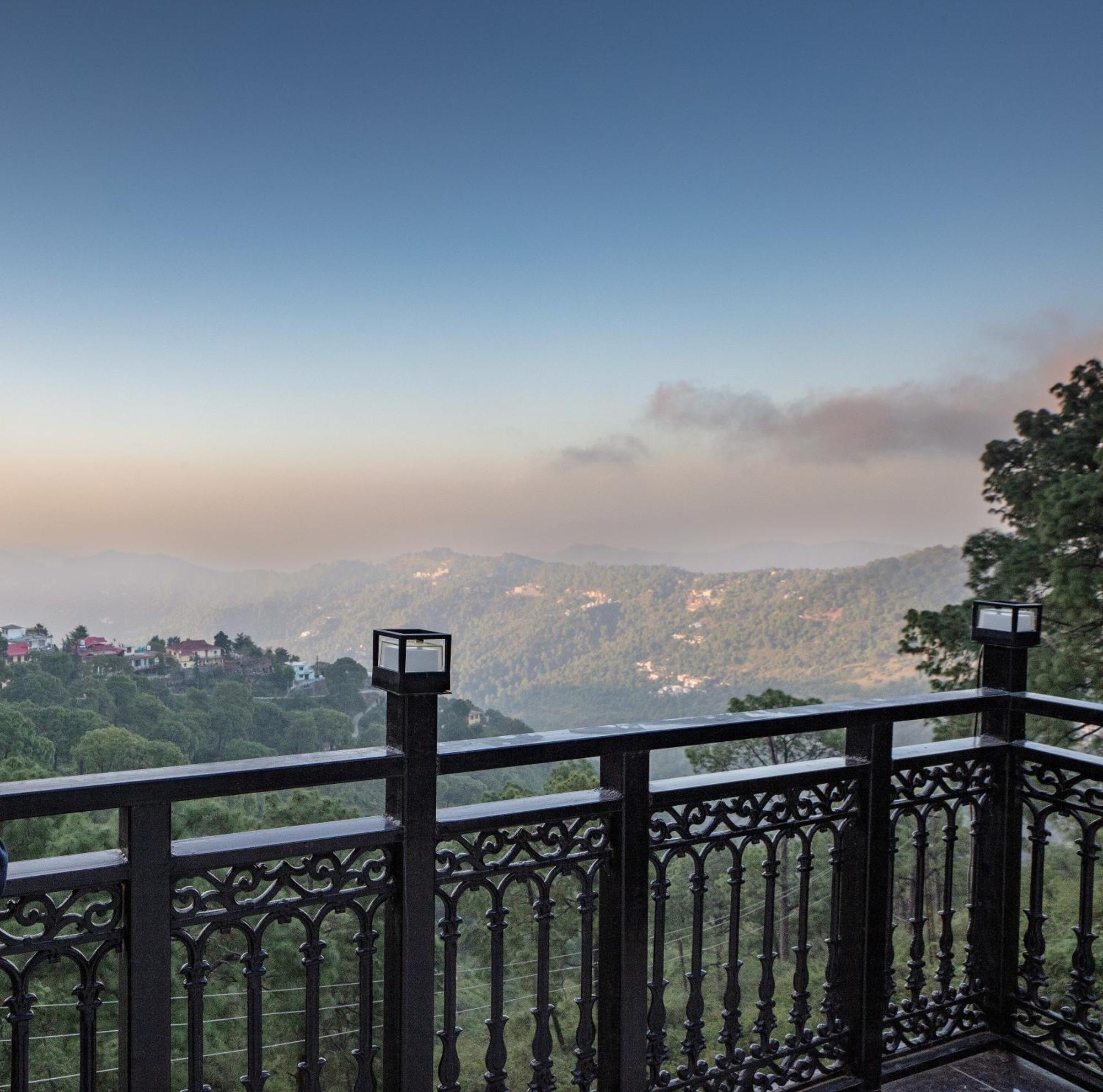 Luxe Resorts - Centrally Heated Air Conditioned Hotel In The Heart Of Kasauli Zewnętrze zdjęcie