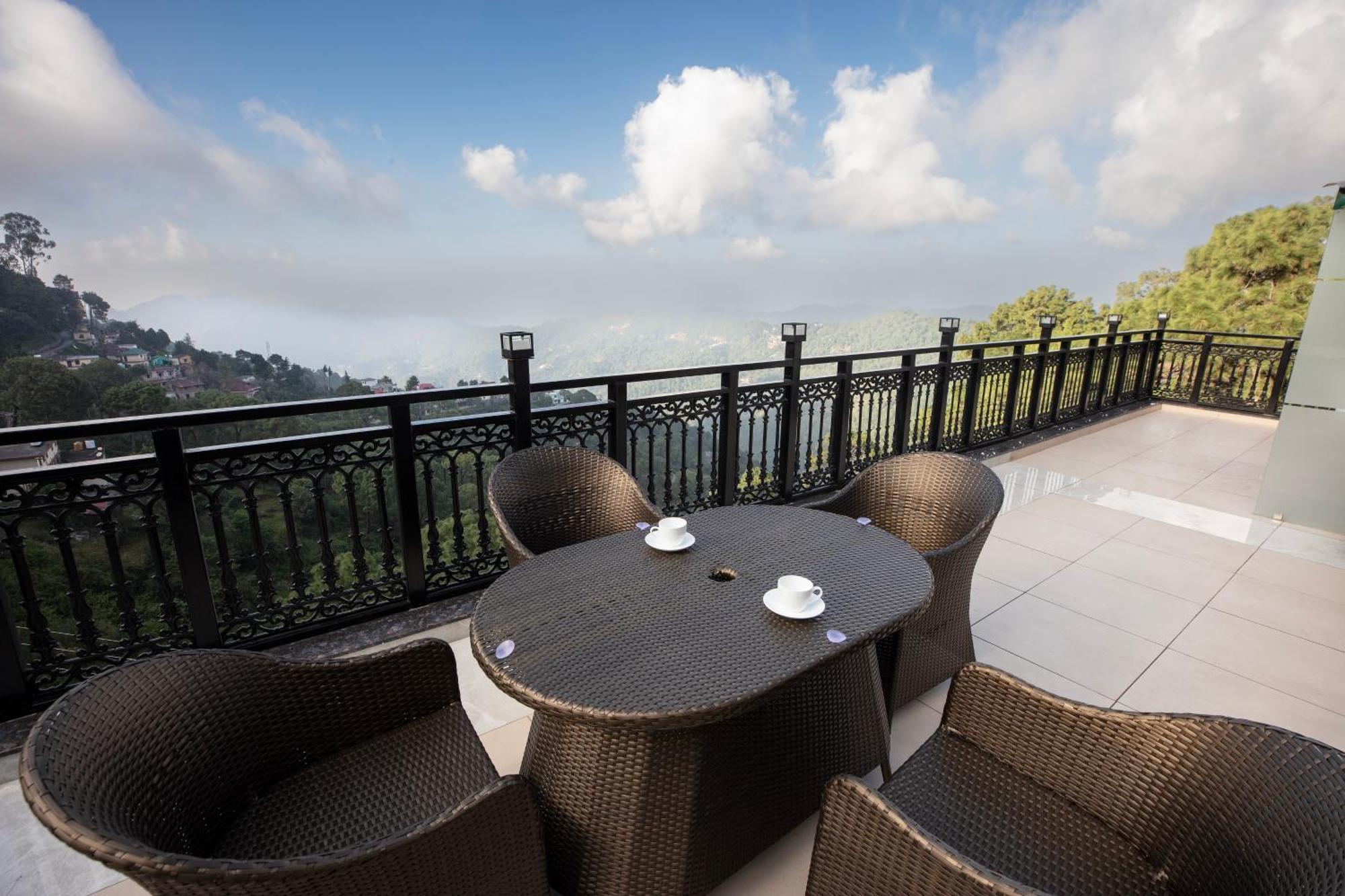 Luxe Resorts - Centrally Heated Air Conditioned Hotel In The Heart Of Kasauli Zewnętrze zdjęcie