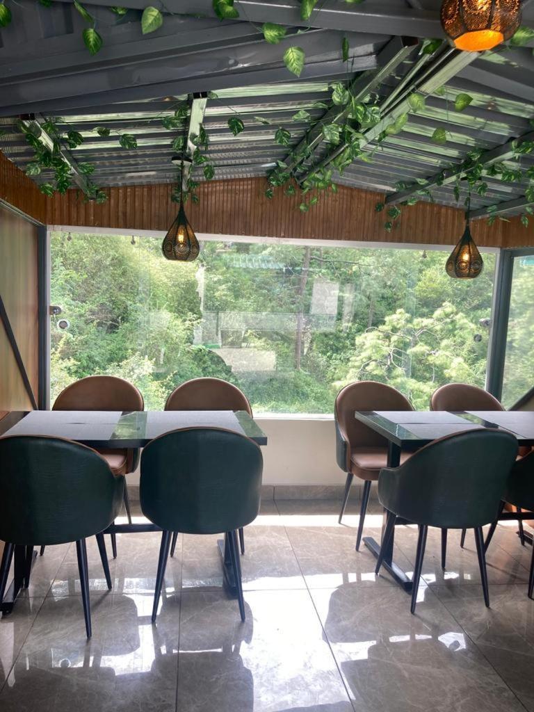 Luxe Resorts - Centrally Heated Air Conditioned Hotel In The Heart Of Kasauli Zewnętrze zdjęcie