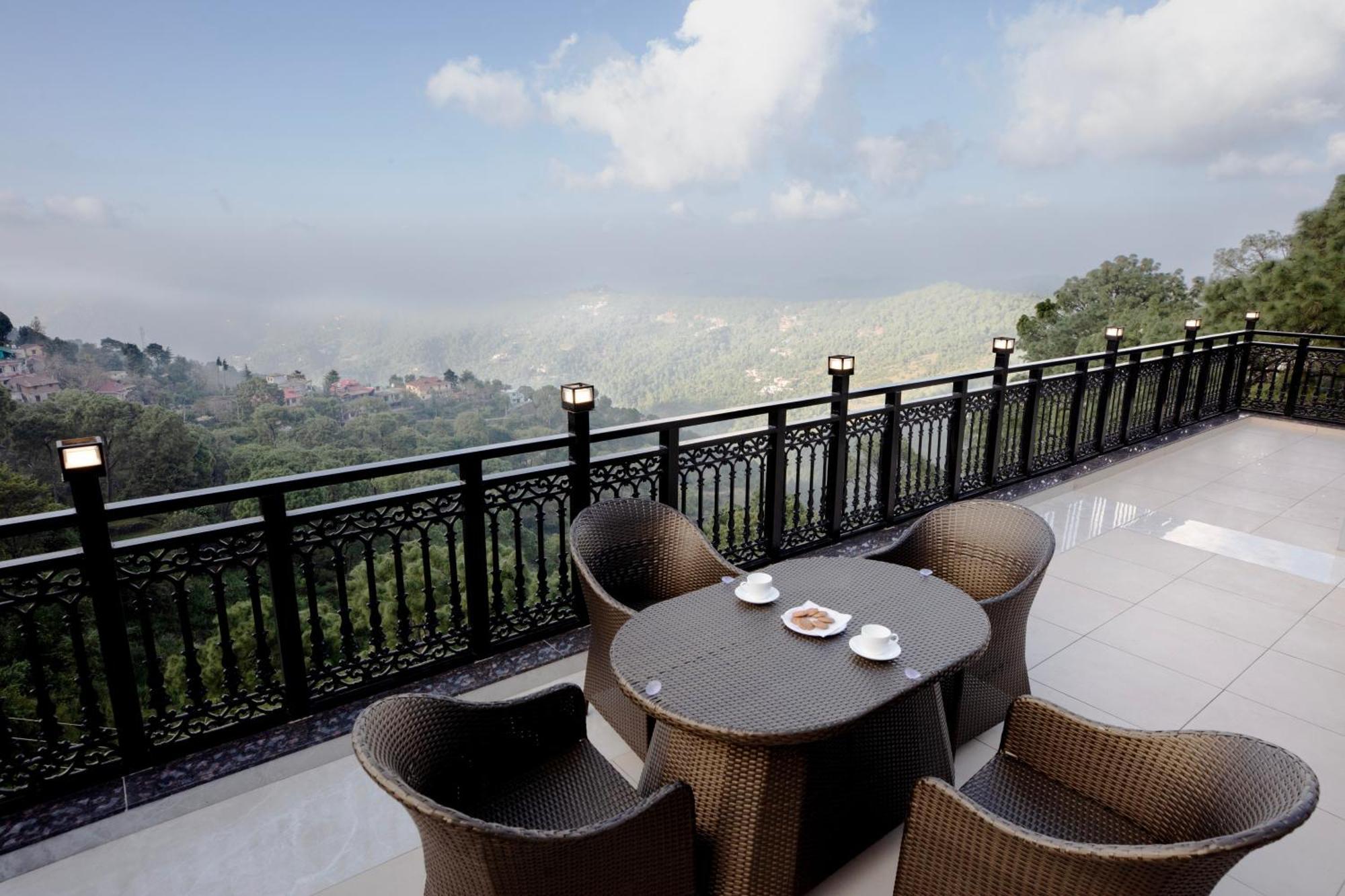 Luxe Resorts - Centrally Heated Air Conditioned Hotel In The Heart Of Kasauli Zewnętrze zdjęcie